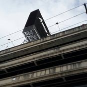 นาทีชีวิต! ช่างทำป้ายปีนขึ้นสูงเกิดเป็นลมชักหวิดโหม่งพื้น โชคดีรอดเพราะคาดเซฟตี้เบลท์