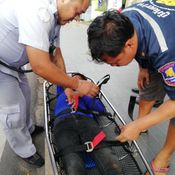 นาทีชีวิต! ช่างทำป้ายปีนขึ้นสูงเกิดเป็นลมชักหวิดโหม่งพื้น โชคดีรอดเพราะคาดเซฟตี้เบลท์