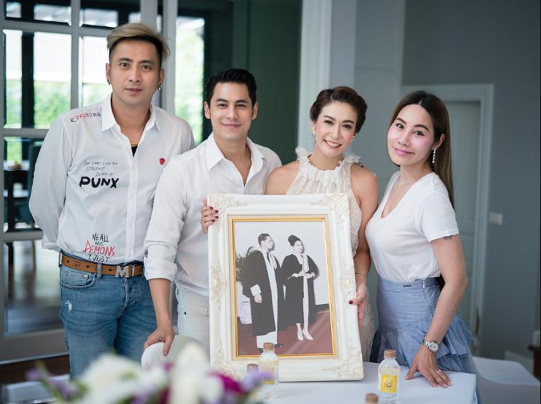 บอล เชิญยิ้ม กับภรรยา