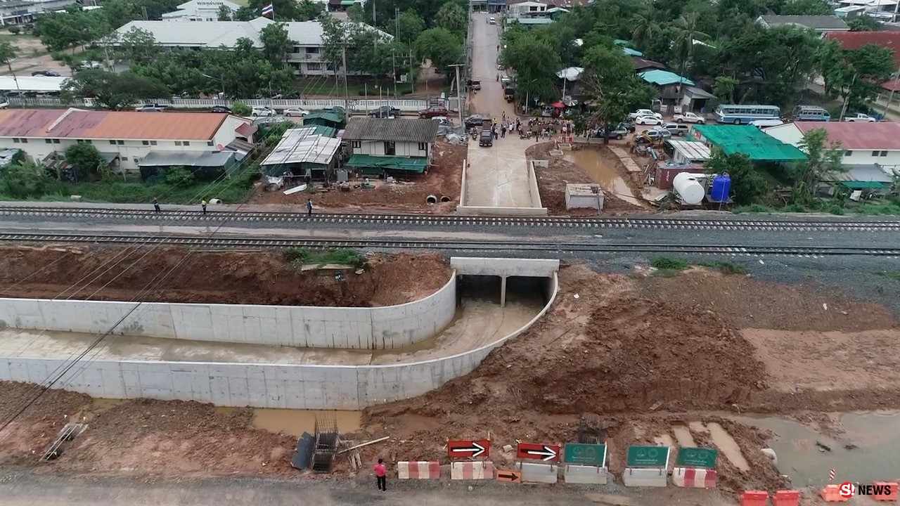 ผู้ว่าฯ ขอนแก่น ลุยสำรวจอุโมงค์ทางรอดรถไฟทางคู่ เร่งช่วยเหลือบรรเทาทุกข์ชาวบ้าน