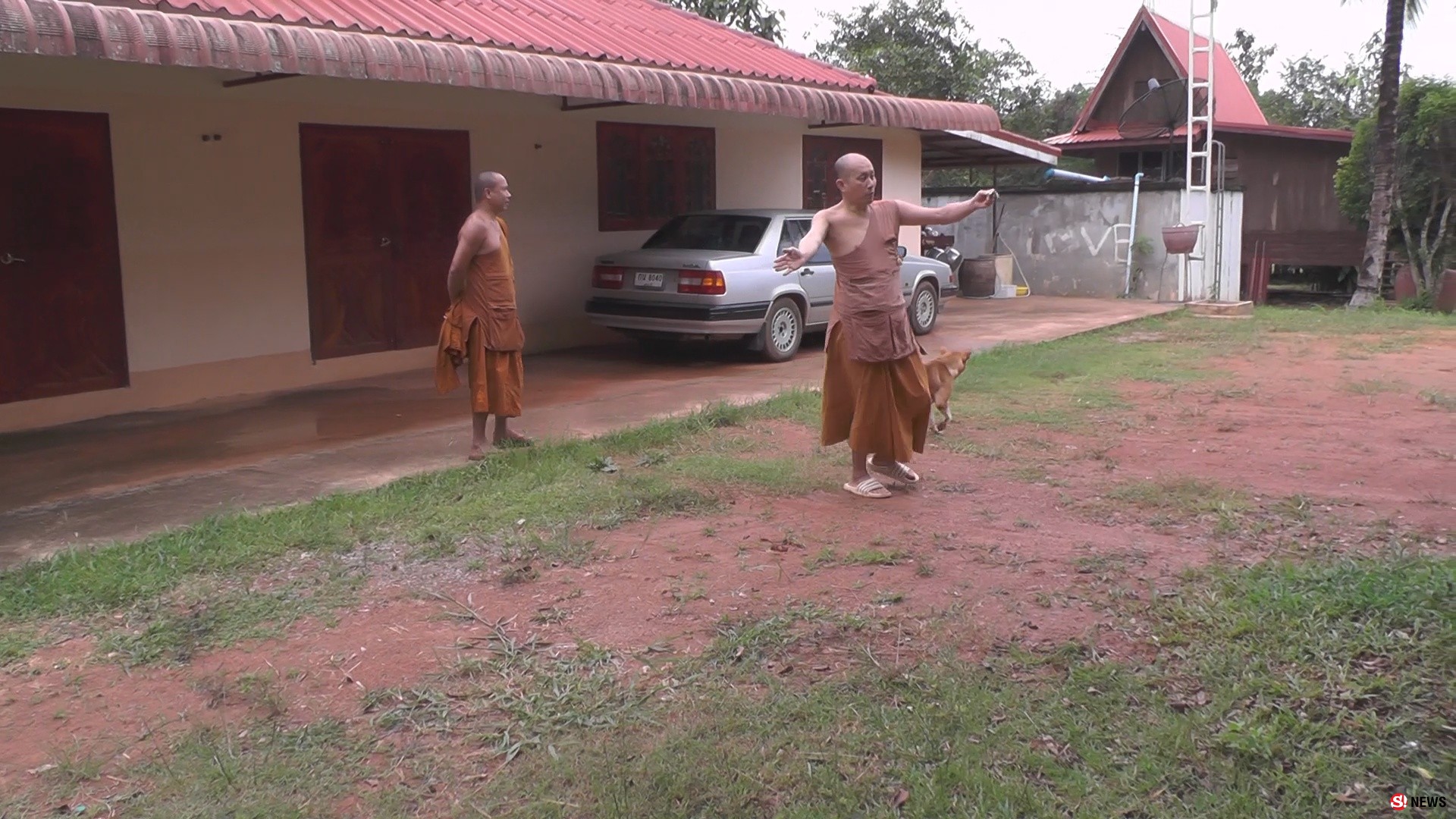 ชายหญิงคู่นรก-แสร้งขอเช่าผ้าไตรวัดดัง ก่อนย่องงัดประตูศาลาฉก 120 ไตร ซิ่งกระบะเผ่นแน่บ