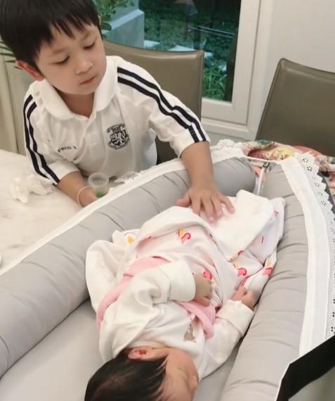 น้องโปรด ดูแล น้องปาลิน 