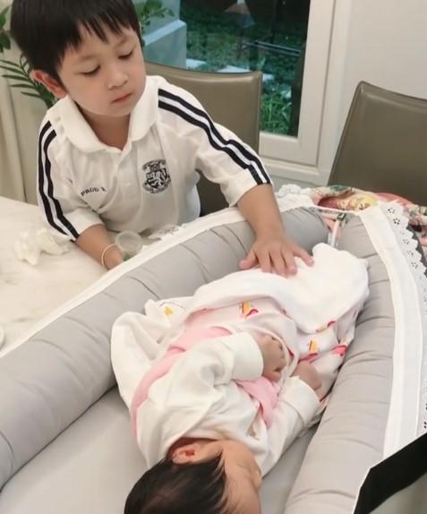 น้องโปรด ดูแล น้องปาลิน 