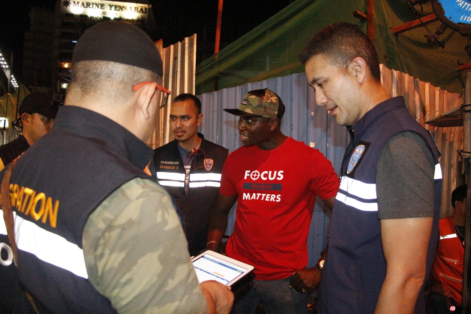 ตม.ตรวจเข้ม “วอล์คกิ้งสตรีท พัทยาใต้” กวาดล้างต่างด้าวลอบเข้าเมือง