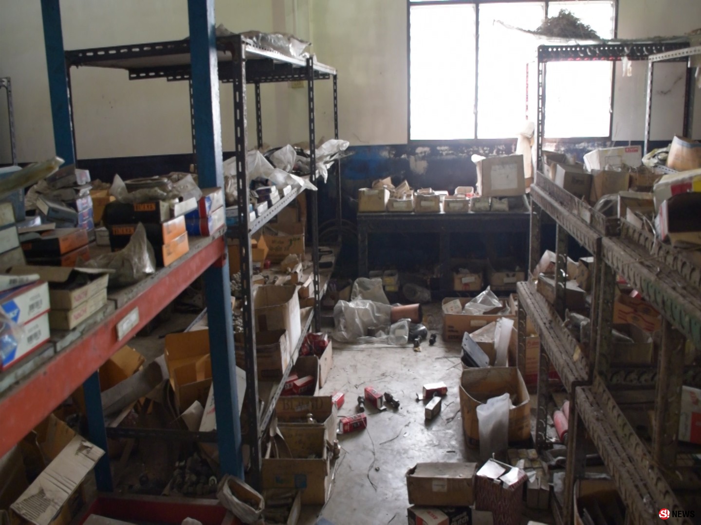 คนร้ายเข้าไปลักทรัพย์ เป็นอะไหล่รถยนต์บรรทุกหลายร้อยรายการ ของบริษัทตรังคสุวรรณ จำกัด ของอดีตประธานหอการค้าตรัง พบมีการขนอะไหล่จากโกดังเก็บสินค้าไปพักไว้ริมรั่วก่อนทยอยขนออกถนนซอยด้านหลังโกดัง