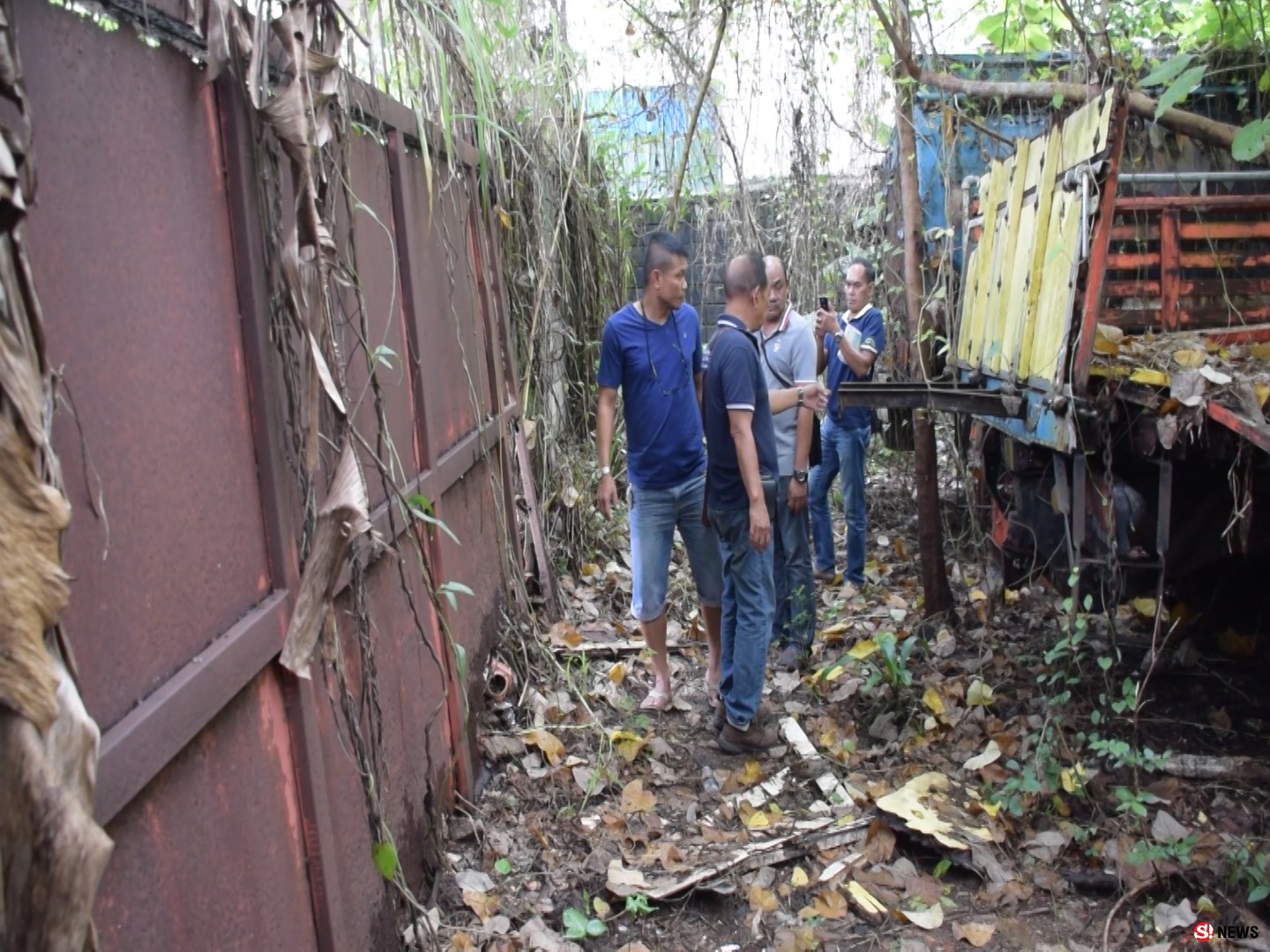 คนร้ายเข้าไปลักทรัพย์ เป็นอะไหล่รถยนต์บรรทุกหลายร้อยรายการ ของบริษัทตรังคสุวรรณ จำกัด ของอดีตประธานหอการค้าตรัง พบมีการขนอะไหล่จากโกดังเก็บสินค้าไปพักไว้ริมรั่วก่อนทยอยขนออกถนนซอยด้านหลังโกดัง