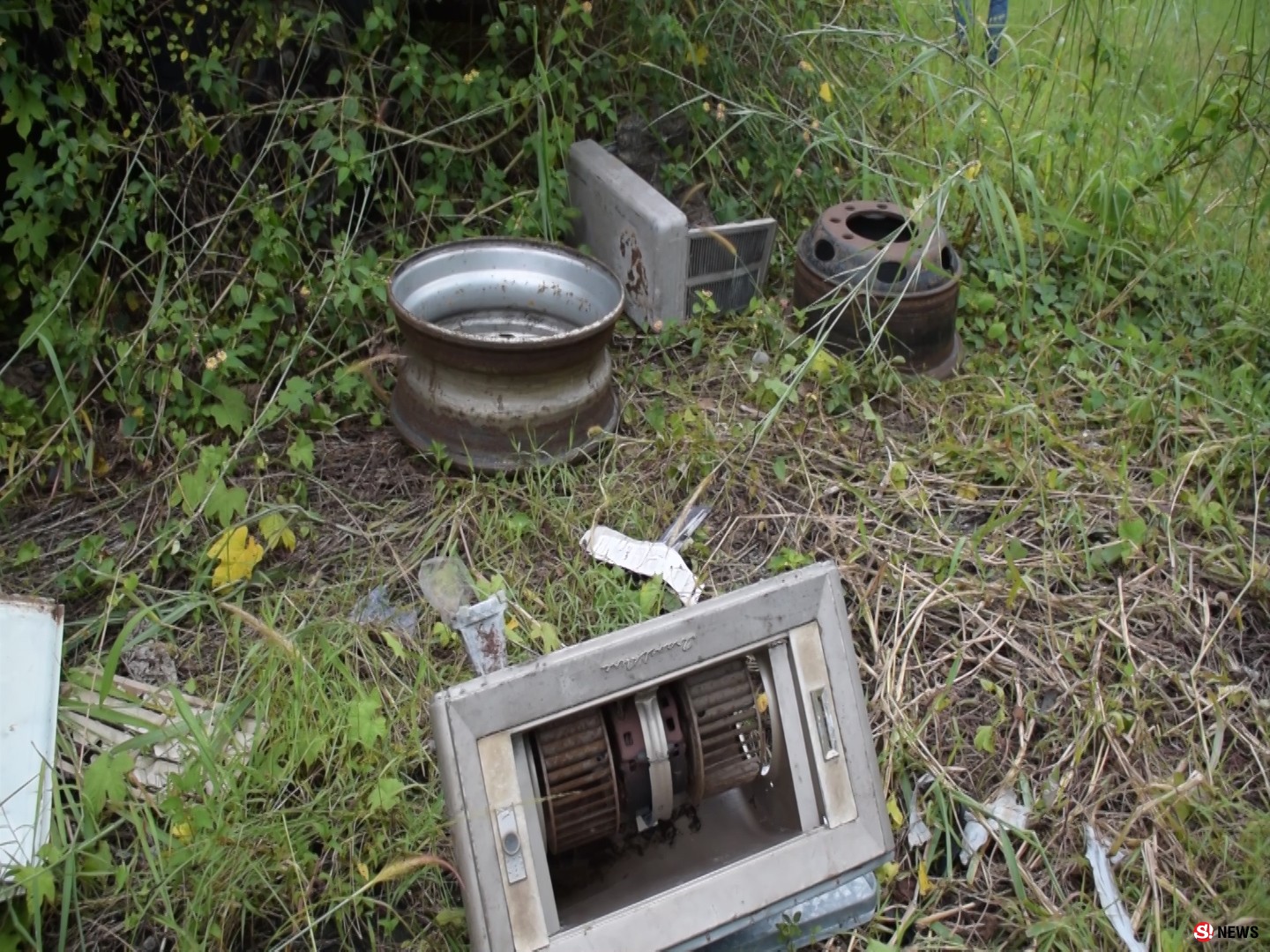 คนร้ายเข้าไปลักทรัพย์ เป็นอะไหล่รถยนต์บรรทุกหลายร้อยรายการ ของบริษัทตรังคสุวรรณ จำกัด ของอดีตประธานหอการค้าตรัง พบมีการขนอะไหล่จากโกดังเก็บสินค้าไปพักไว้ริมรั่วก่อนทยอยขนออกถนนซอยด้านหลังโกดัง