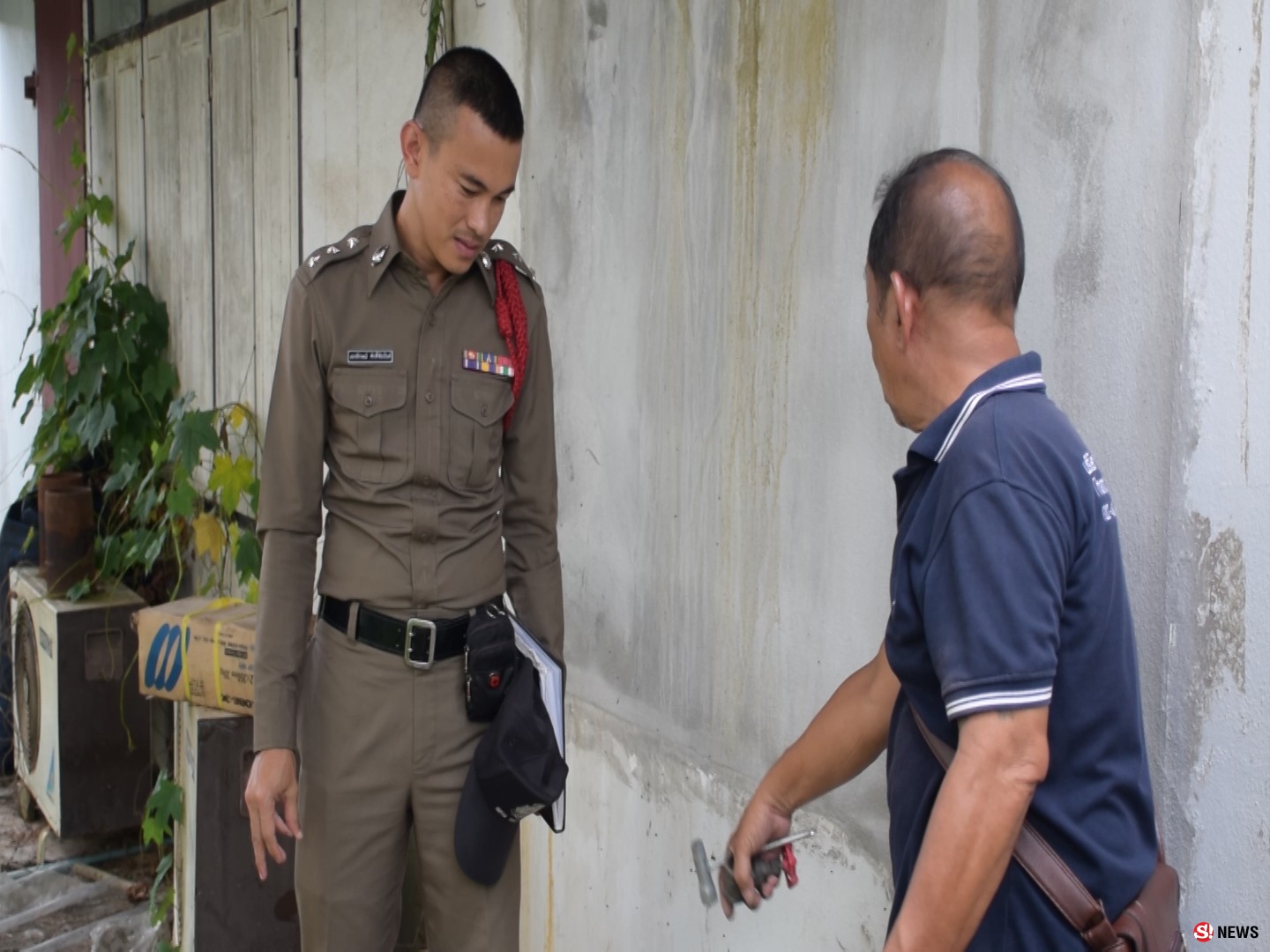 คนร้ายเข้าไปลักทรัพย์ เป็นอะไหล่รถยนต์บรรทุกหลายร้อยรายการ ของบริษัทตรังคสุวรรณ จำกัด ของอดีตประธานหอการค้าตรัง พบมีการขนอะไหล่จากโกดังเก็บสินค้าไปพักไว้ริมรั่วก่อนทยอยขนออกถนนซอยด้านหลังโกดัง