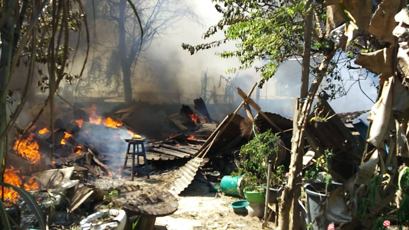 เพลิงไหม้แคป์ลมแรงลุกลามหลายหลังยายชราขนของหนีตายวุ่น