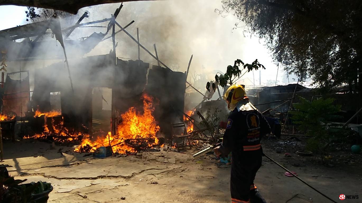 เพลิงไหม้แคป์ลมแรงลุกลามหลายหลังยายชราขนของหนีตายวุ่น