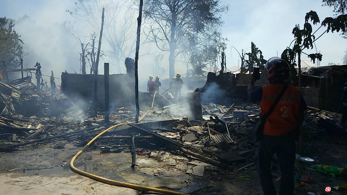 เพลิงไหม้แคป์ลมแรงลุกลามหลายหลังยายชราขนของหนีตายวุ่น