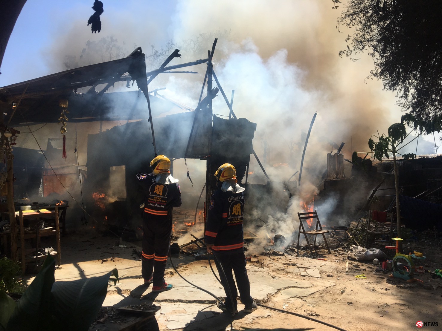 เพลิงไหม้แคป์ลมแรงลุกลามหลายหลังยายชราขนของหนีตายวุ่น
