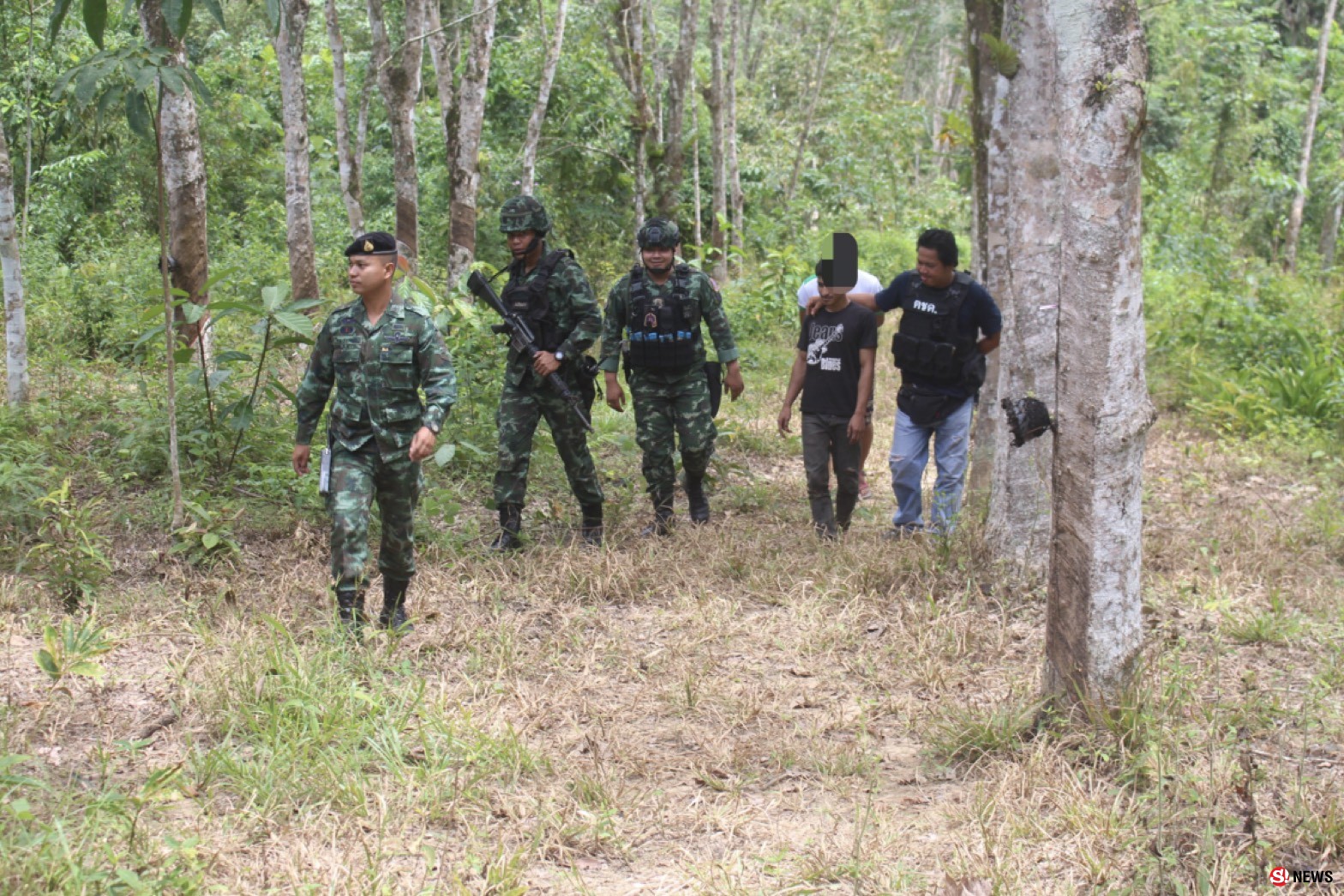 ตชด.445 ร่วมกับทหารชุดควบคุมป้องกันชายแดน จับวัยรุ่นขนใบกระท่อม ในป่าใกล้ถนนเลียบชายแดนไทย-มาเลเซีย ในพื้นที่ อ.เบตง จ.ยะลา