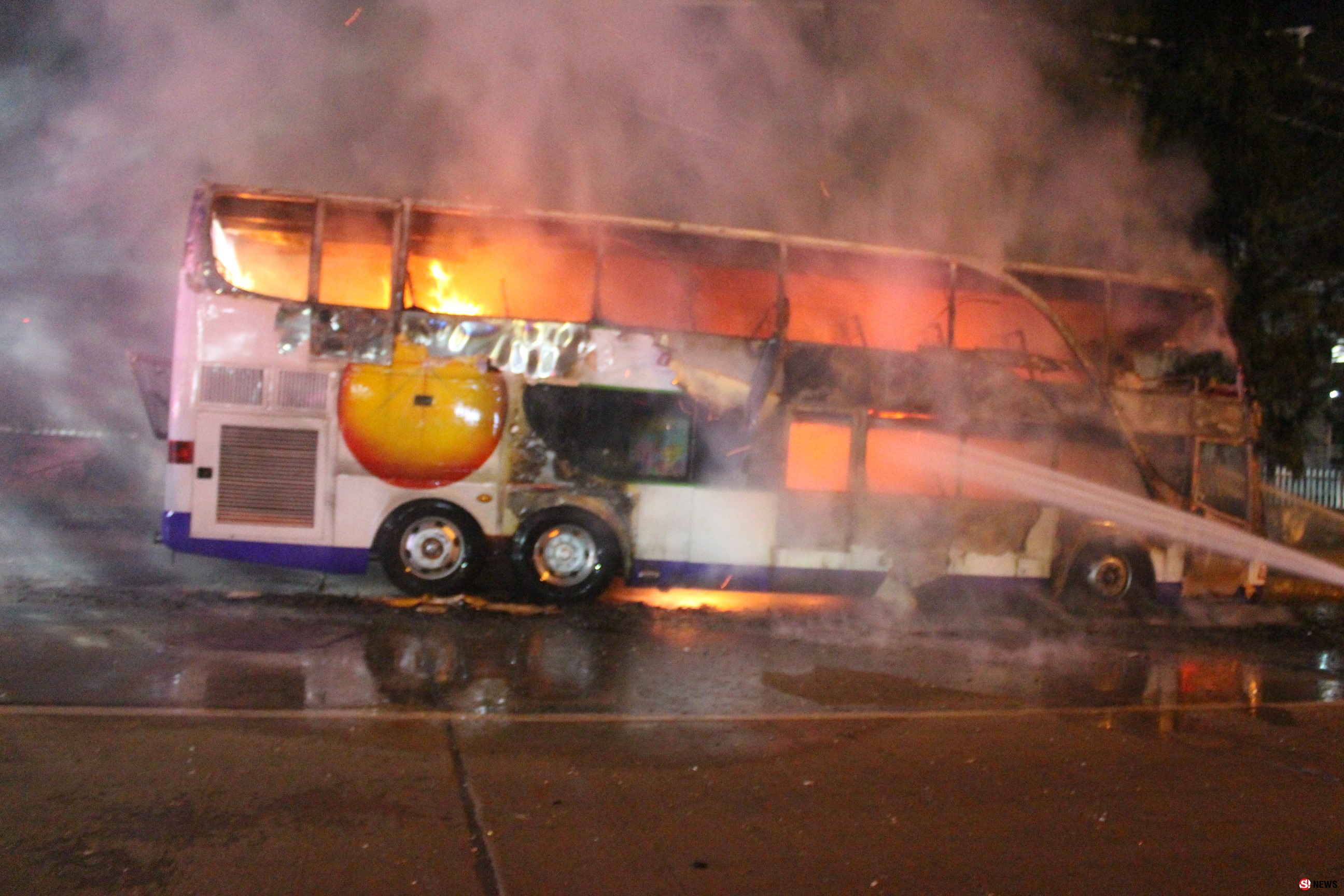 ปทุมธานี ไฟลัดวงจรไหม้วอดรถทัวร์นำเที่ยวโชคดีเด็กรถหนีออกมาทัน