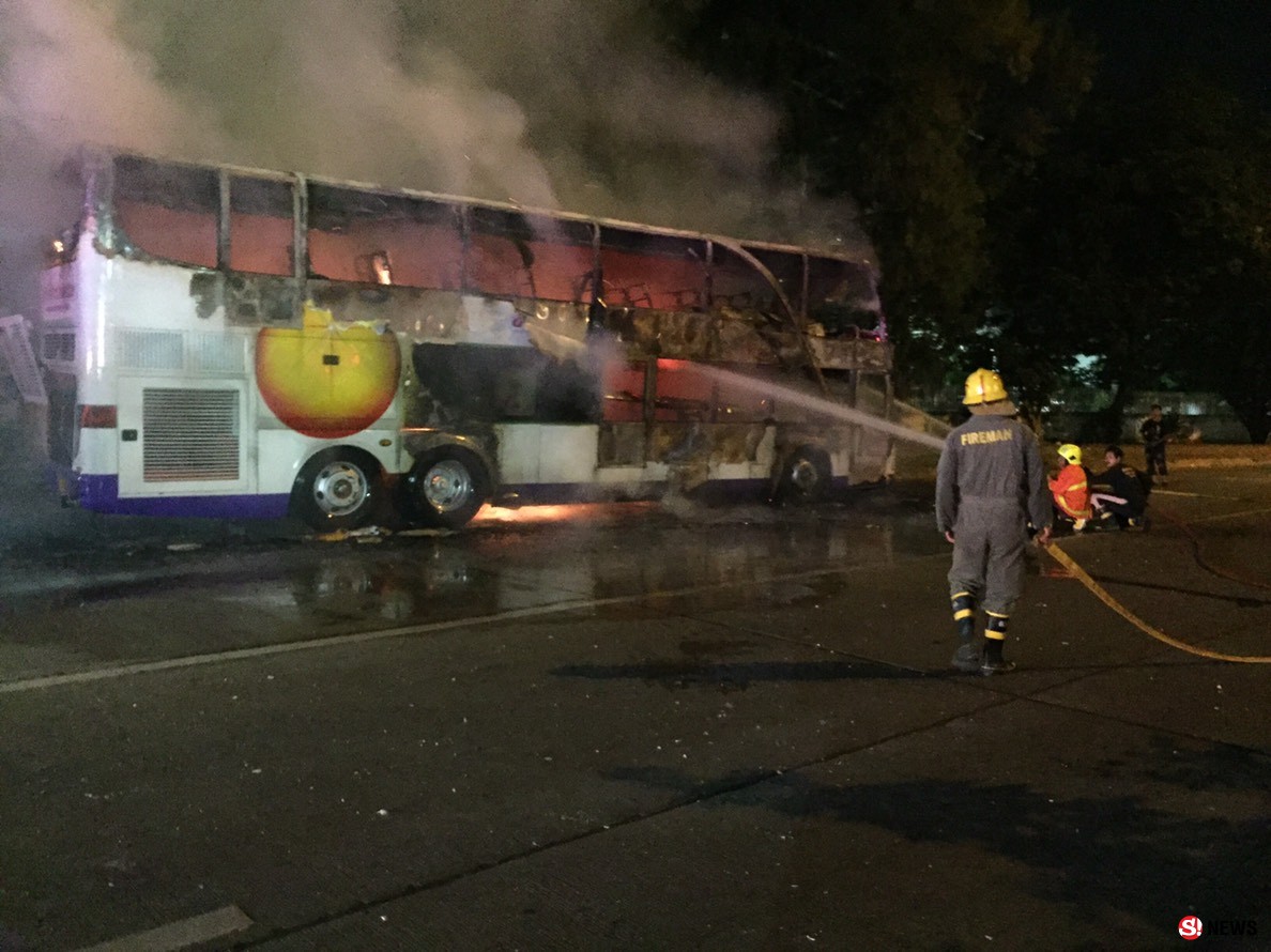 ปทุมธานี ไฟลัดวงจรไหม้วอดรถทัวร์นำเที่ยวโชคดีเด็กรถหนีออกมาทัน