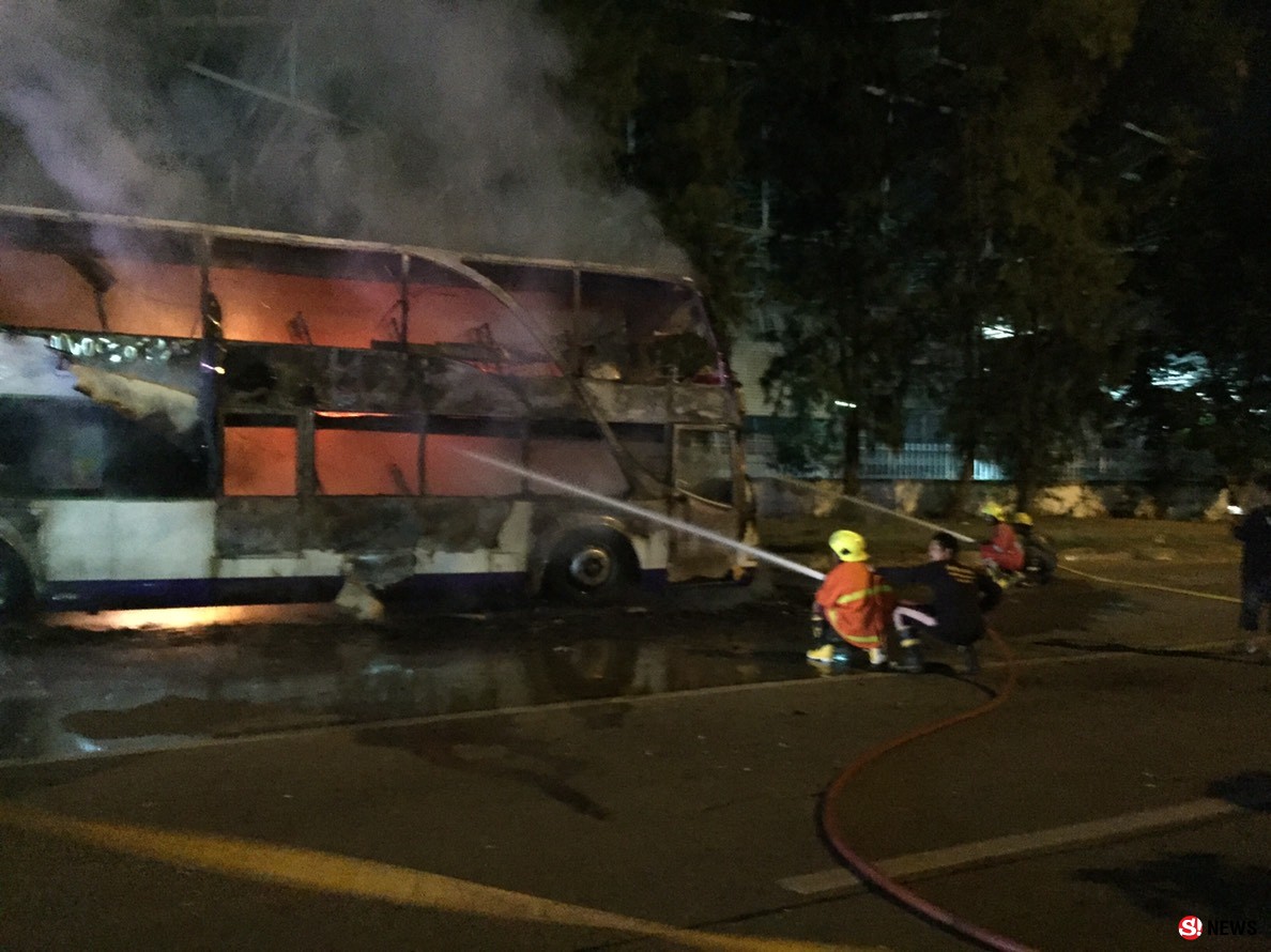 ปทุมธานี ไฟลัดวงจรไหม้วอดรถทัวร์นำเที่ยวโชคดีเด็กรถหนีออกมาทัน