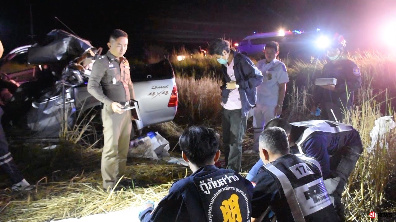 3 หนุ่มซิ่งกระบะกลับจากตกปลาเสยท้ายรถสิบล้อ-สังเวย 1 ศพตายคาที่ สาหัสอีก 2 ราย