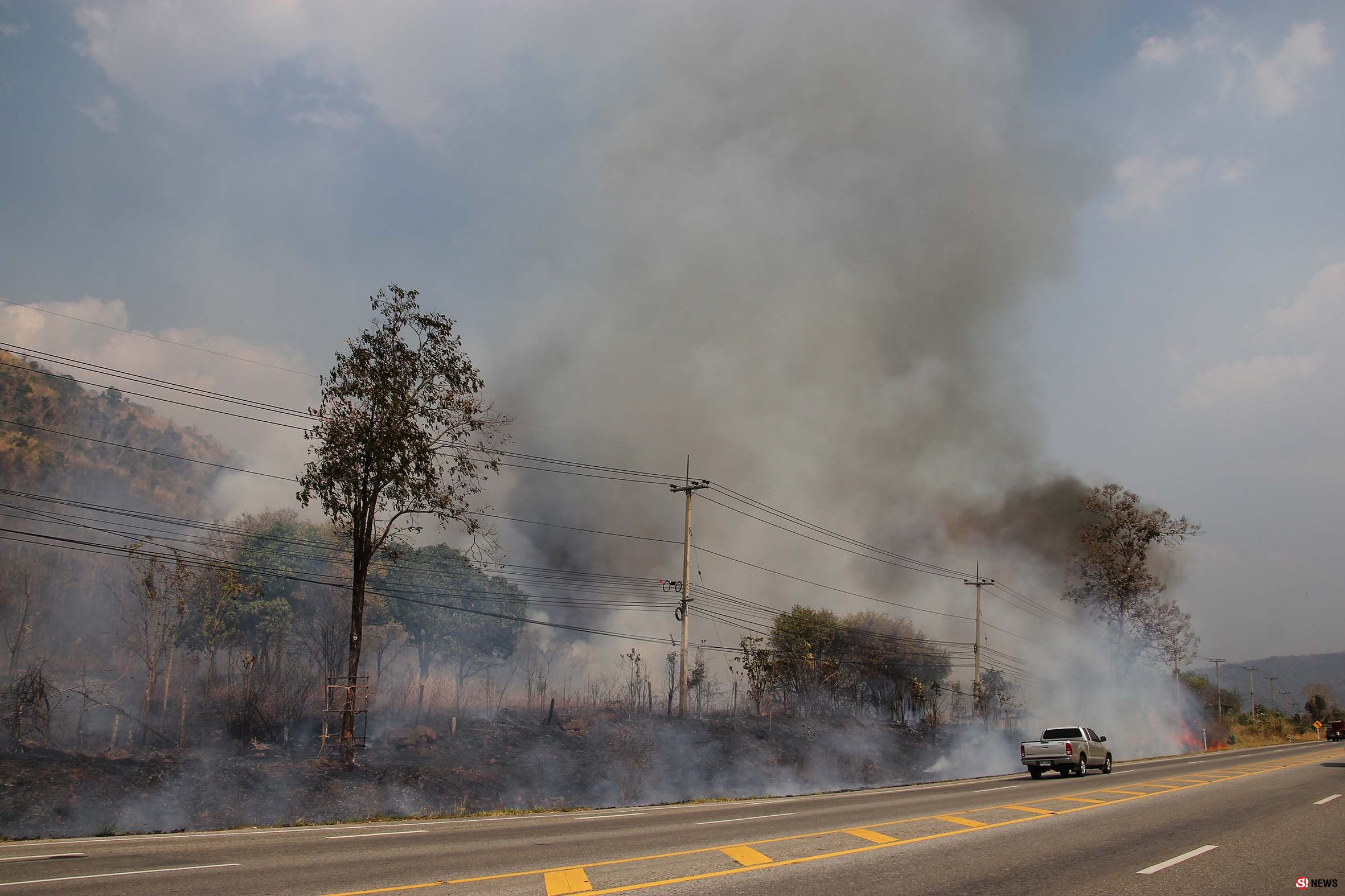 กรรณิการ์/พิษณุโลก/ไฟไหม้ป่าริมถนนพิษณุโลกหล่มสักเป็นวงกว้าง