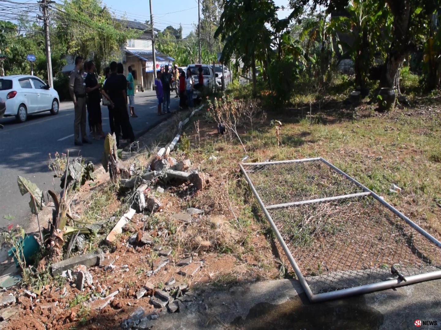 คุณพ่อหวิดดับ-ควบกระบะจะไปรับลูกสาวจู่ๆหลับใน รถพุ่งข้ามเลนชนรั้วลวดหนาม