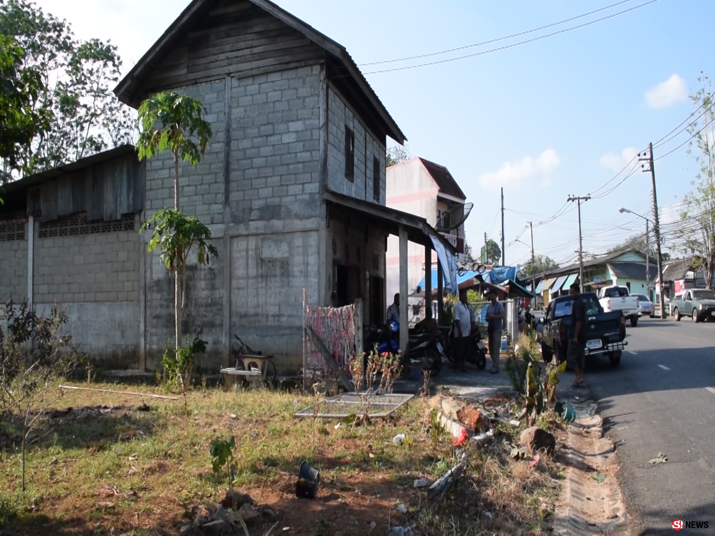 คุณพ่อหวิดดับ-ควบกระบะจะไปรับลูกสาวจู่ๆหลับใน รถพุ่งข้ามเลนชนรั้วลวดหนาม