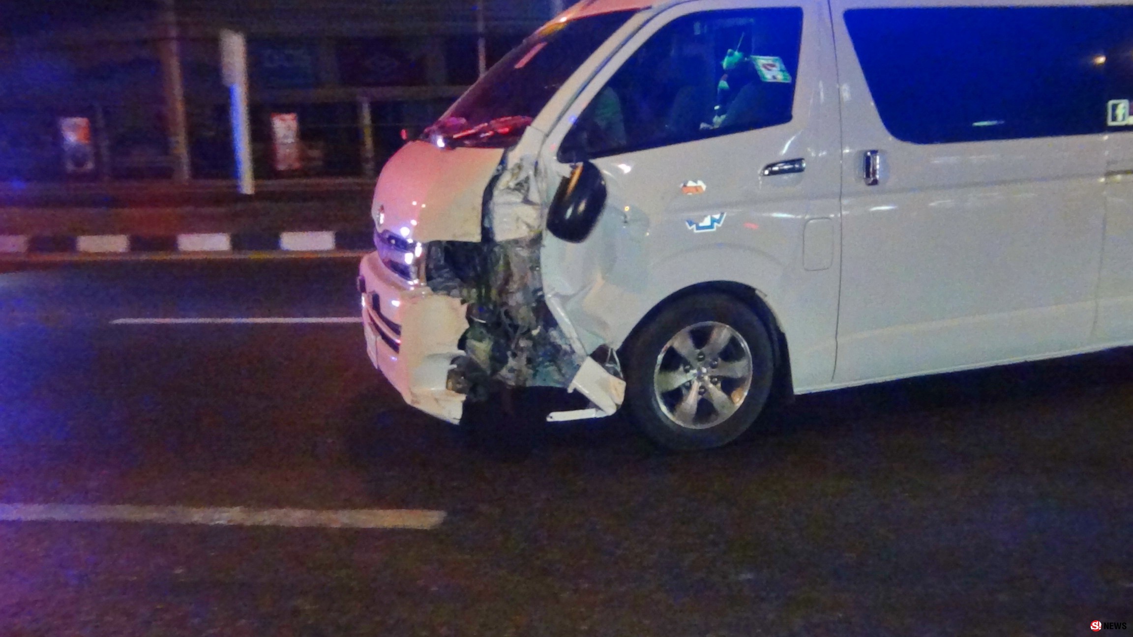 รถตู้พยาบาลซิ่งเสยท้ายเก๋ง 3 แยกบ้านนาคู-ผู้ช่วยพยาบาลบาดเจ็บ