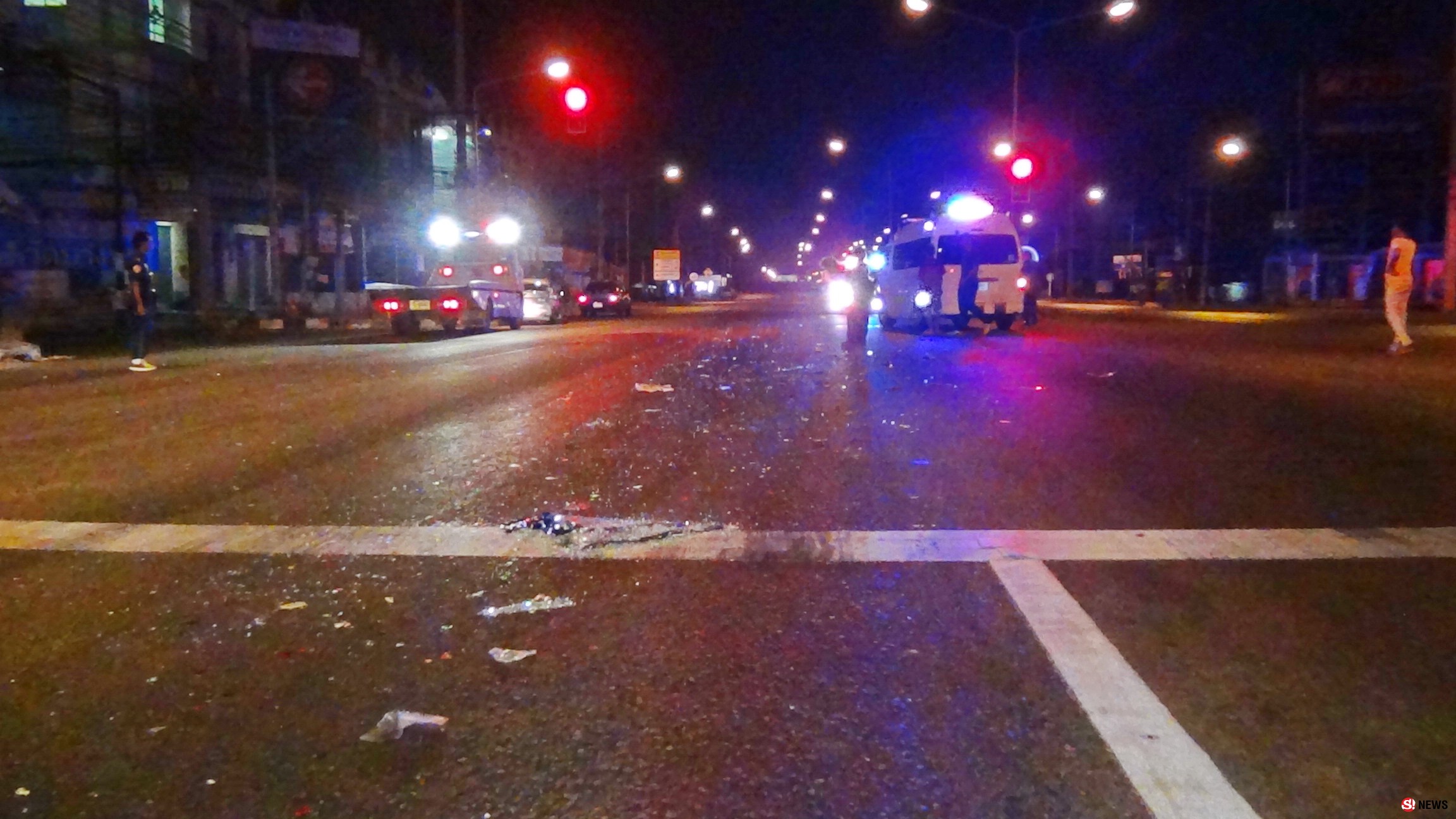 รถตู้พยาบาลซิ่งเสยท้ายเก๋ง 3 แยกบ้านนาคู-ผู้ช่วยพยาบาลบาดเจ็บ