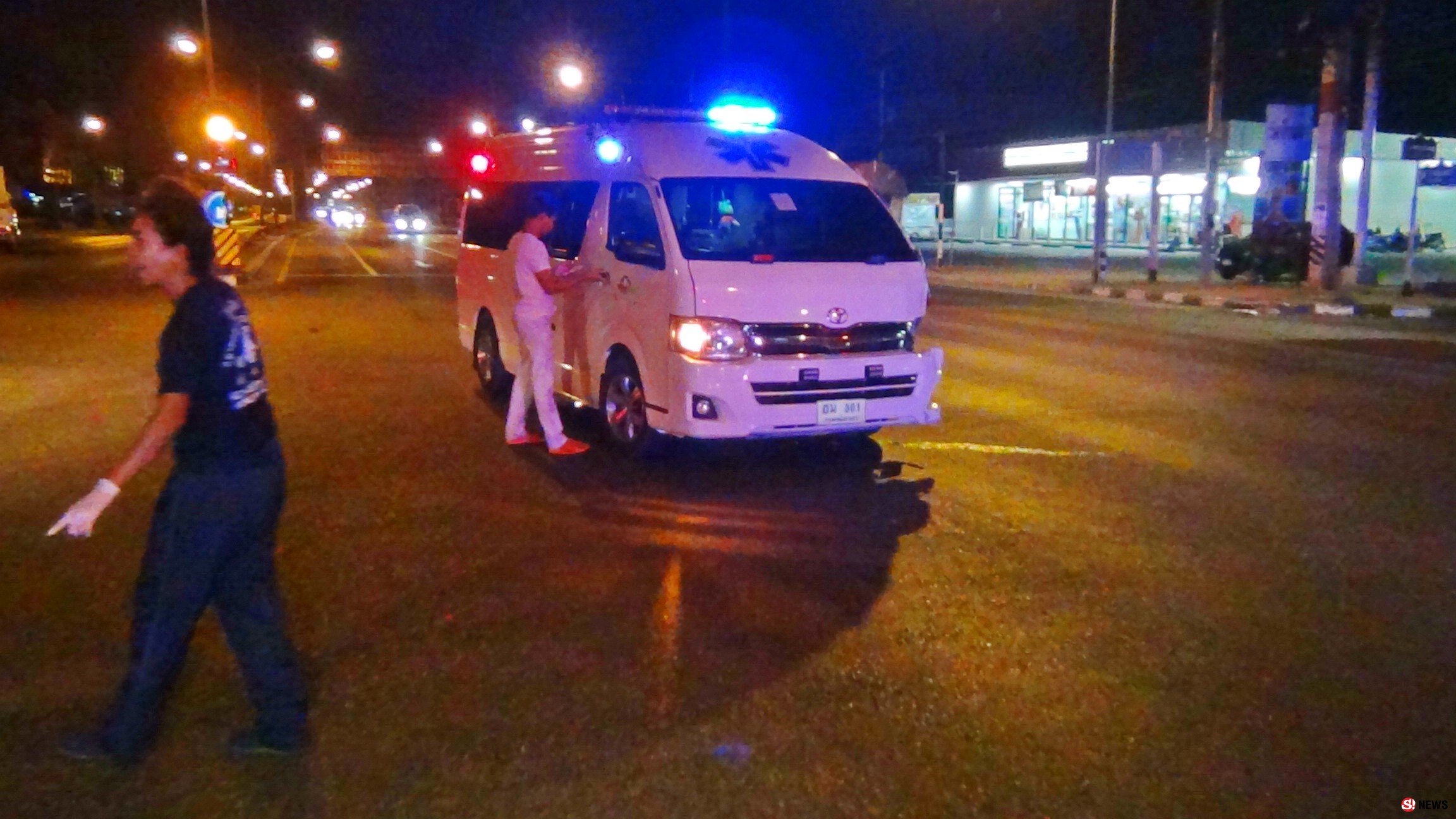 รถตู้พยาบาลซิ่งเสยท้ายเก๋ง 3 แยกบ้านนาคู-ผู้ช่วยพยาบาลบาดเจ็บ