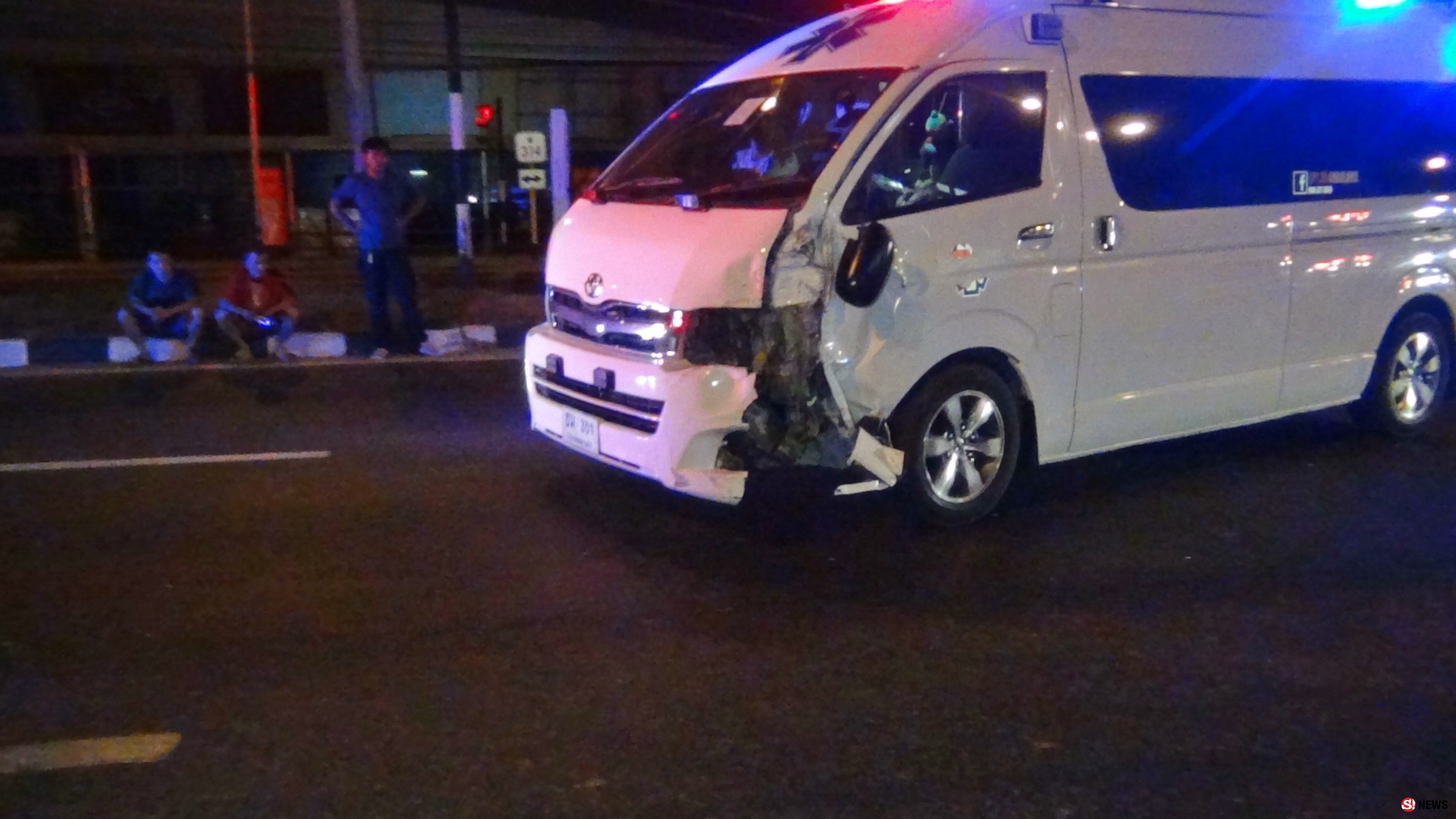 รถตู้พยาบาลซิ่งเสยท้ายเก๋ง 3 แยกบ้านนาคู-ผู้ช่วยพยาบาลบาดเจ็บ