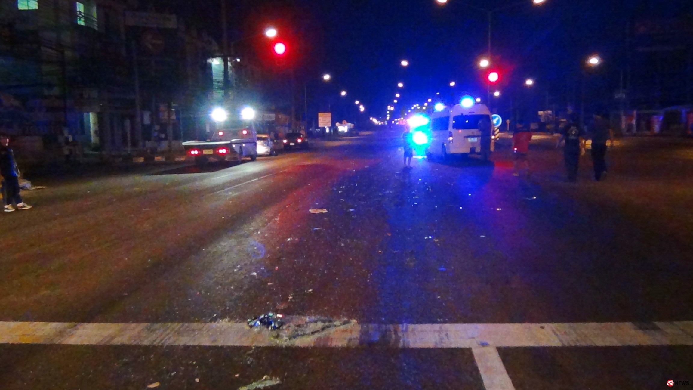 รถตู้พยาบาลซิ่งเสยท้ายเก๋ง 3 แยกบ้านนาคู-ผู้ช่วยพยาบาลบาดเจ็บ