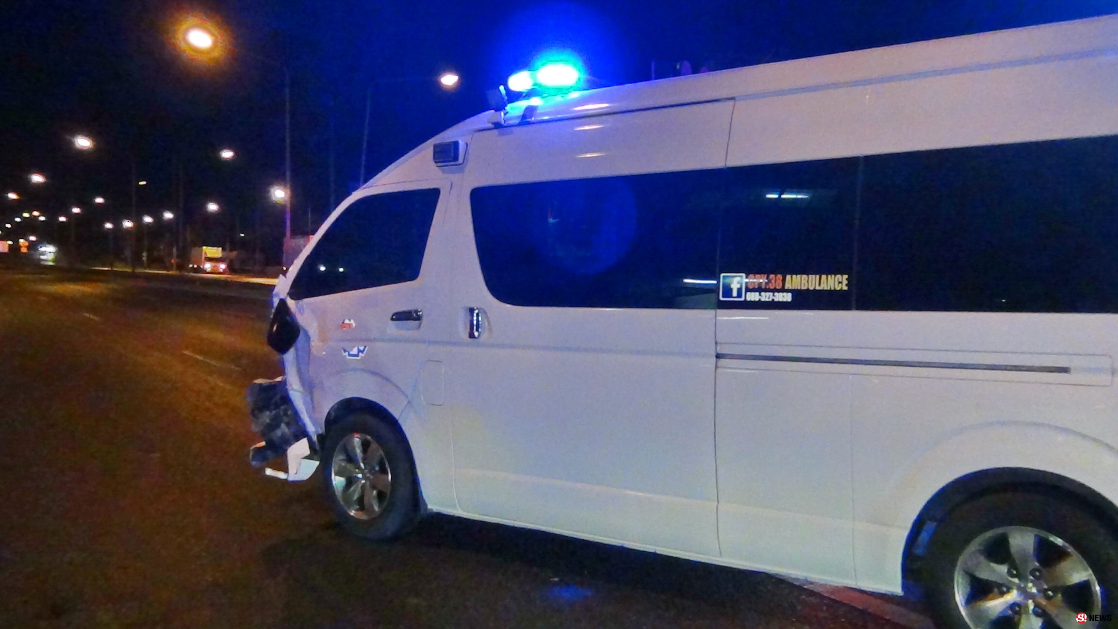 รถตู้พยาบาลซิ่งเสยท้ายเก๋ง 3 แยกบ้านนาคู-ผู้ช่วยพยาบาลบาดเจ็บ
