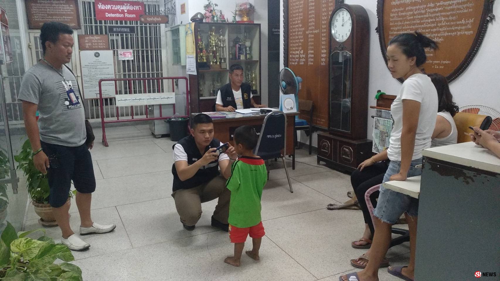 ชายคลั่ง คว้ามีดฟันหน้าเด็ก 4 ขวบ-แม่ผู้ก่อเหตุเผยลูกชายมีอาการทางจิต