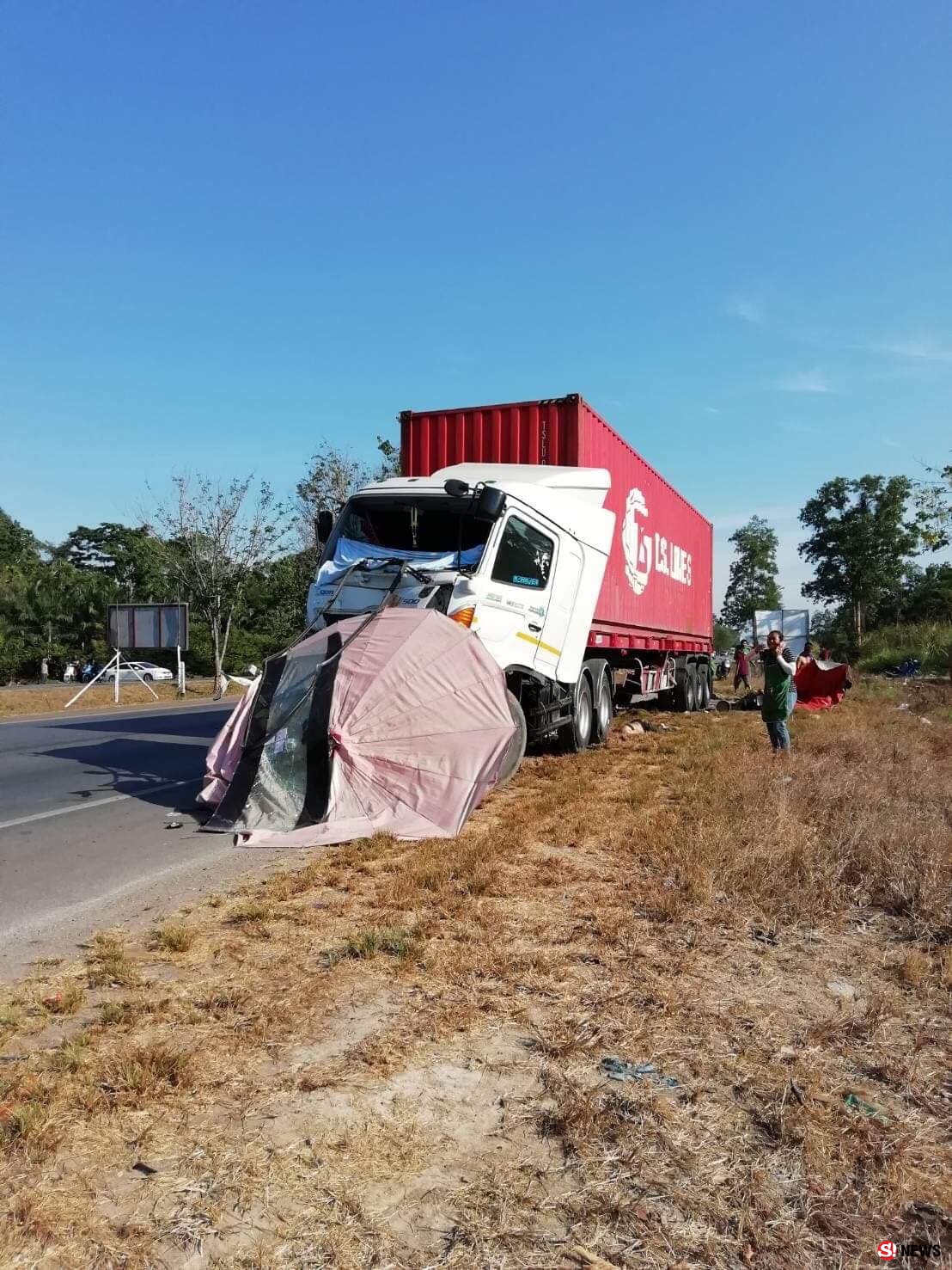 คนขับเทรลเลอร์กราบศพ-หลังหลับในขับเสยรถพ่วง ก่อนพุ่งอัดร่างสาวใหญ่ริมทางหลวงเสียชีวิต