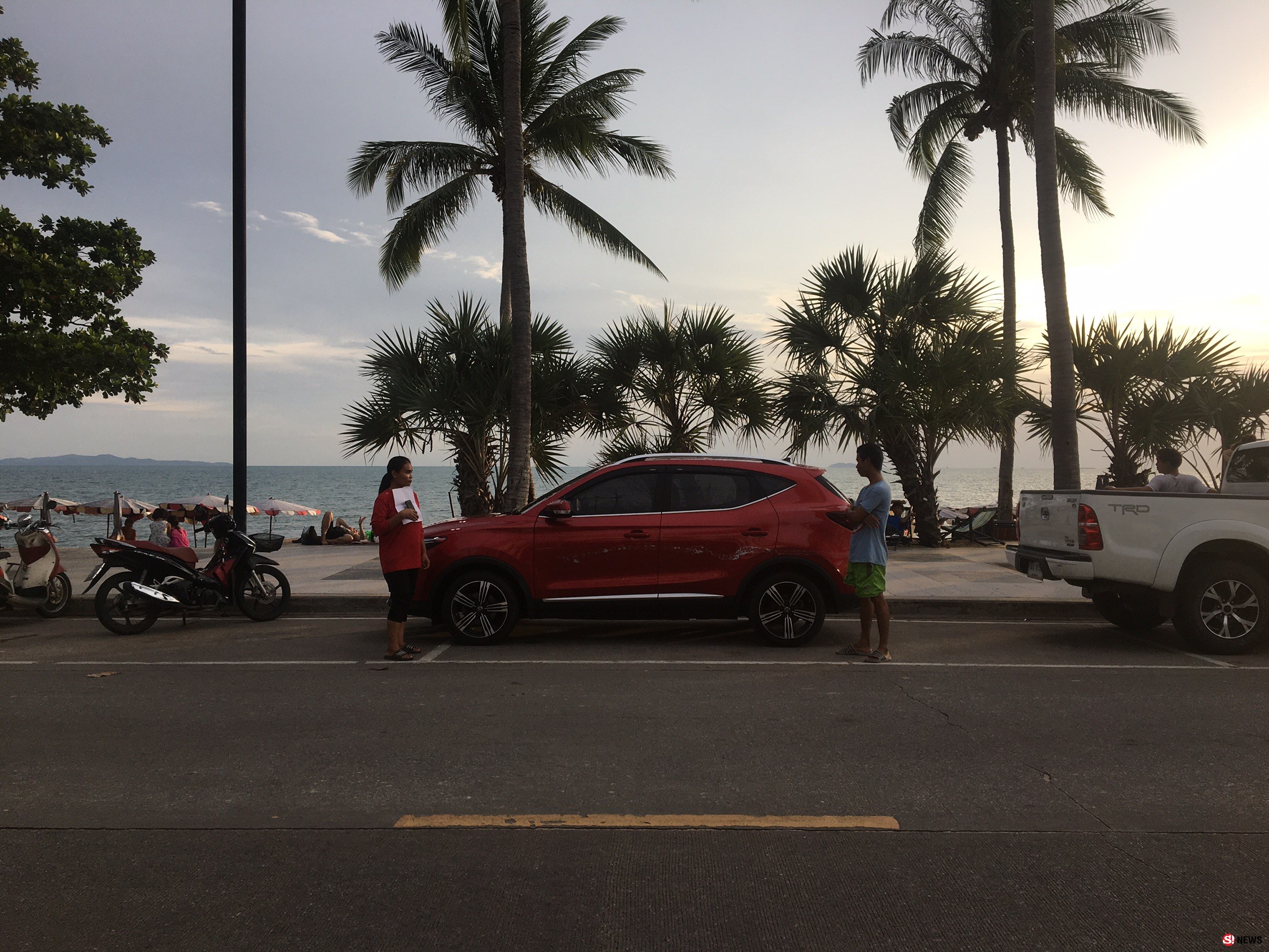 แคชเชียร์สาวหวันไม่ปลอดภัยหลังถูกมือมืดสาดน้ำยาทำรถสีลอกเสียหาย