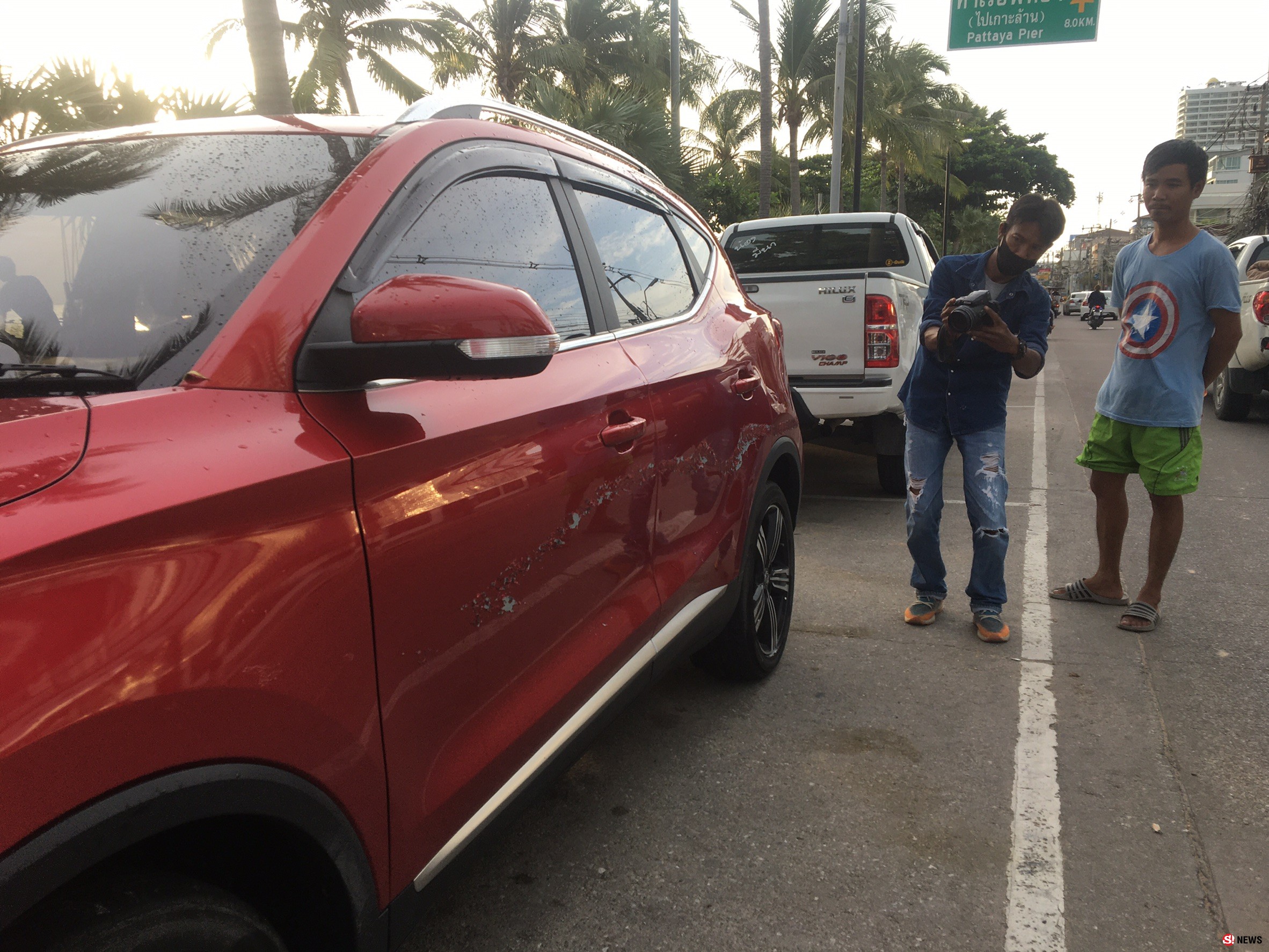 แคชเชียร์สาวหวันไม่ปลอดภัยหลังถูกมือมืดสาดน้ำยาทำรถสีลอกเสียหาย