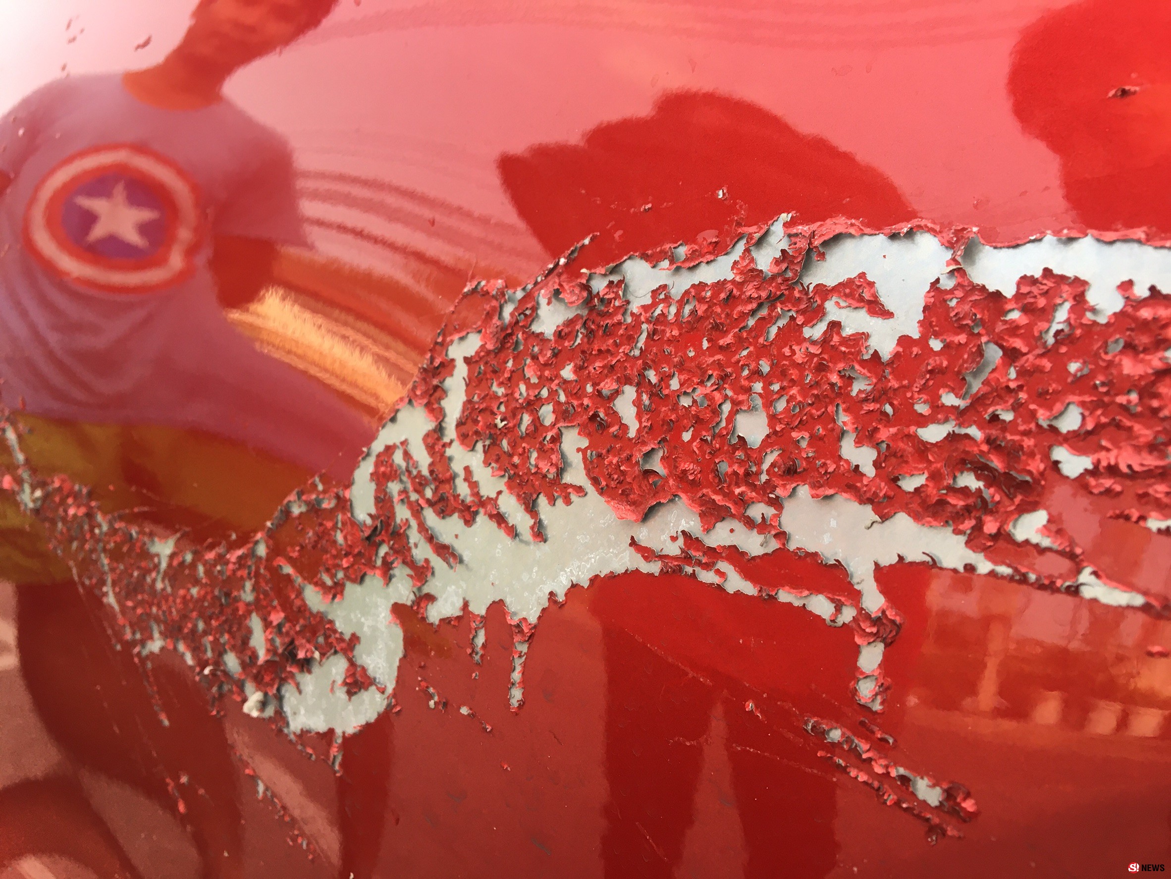 แคชเชียร์สาวหวันไม่ปลอดภัยหลังถูกมือมืดสาดน้ำยาทำรถสีลอกเสียหาย