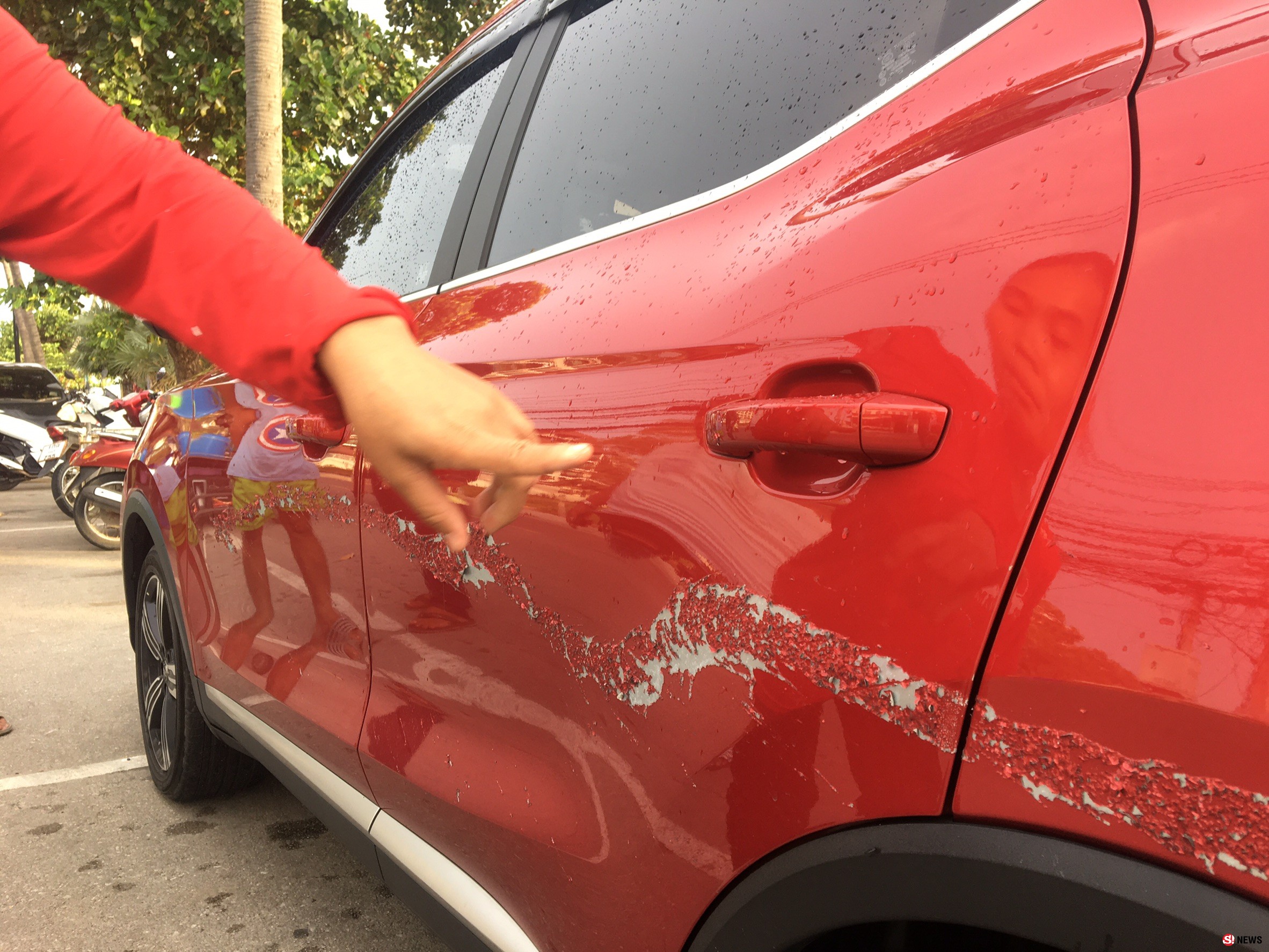 แคชเชียร์สาวหวันไม่ปลอดภัยหลังถูกมือมืดสาดน้ำยาทำรถสีลอกเสียหาย