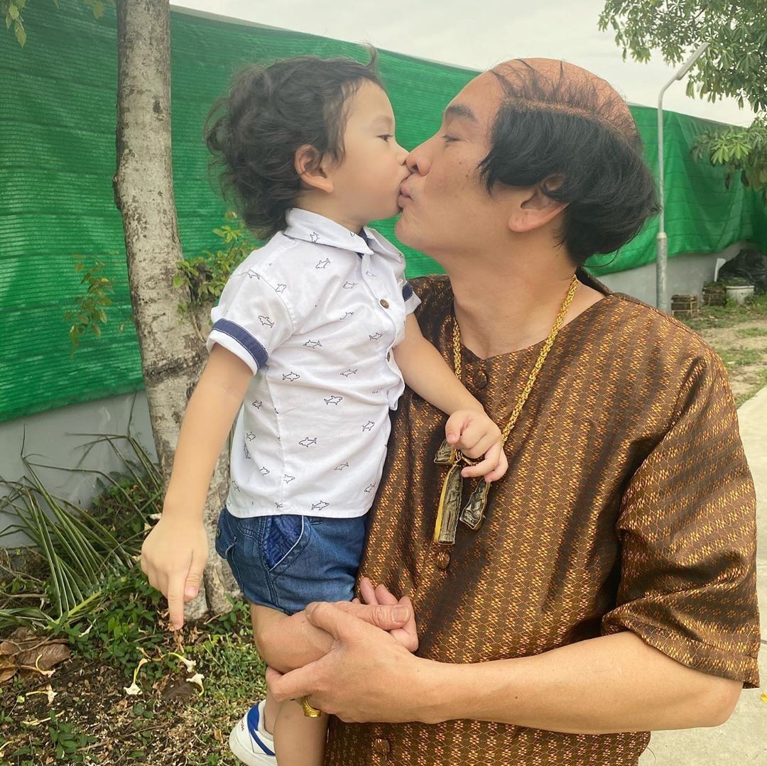 ครอบครัวชาคริต แย้มนาม