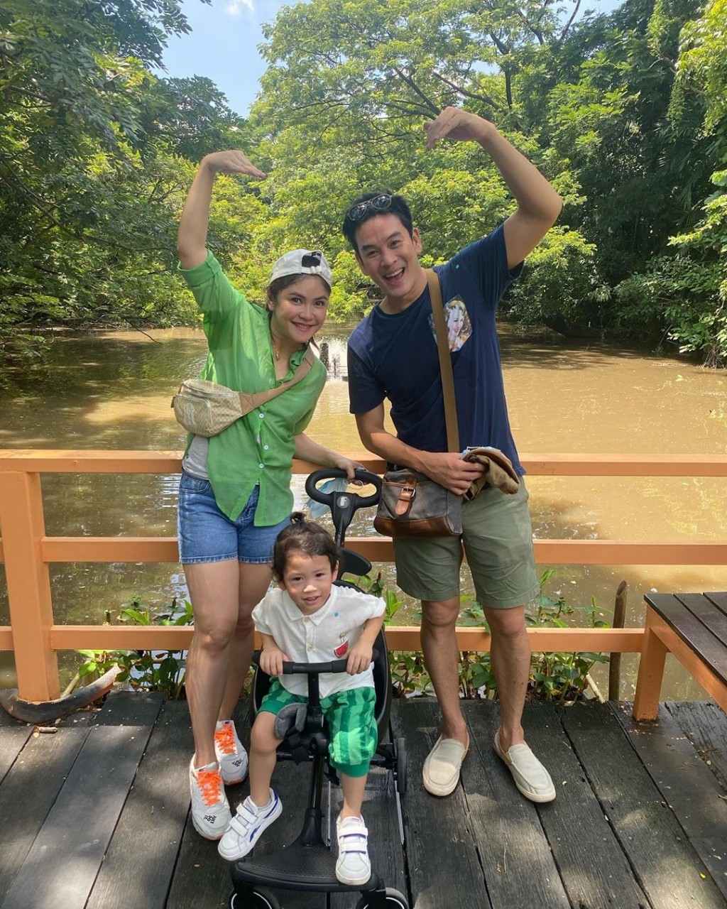 ครอบครัวชาคริต แย้มนาม