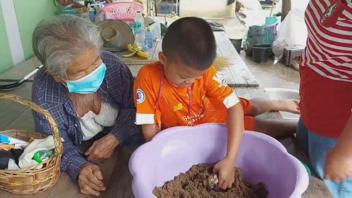 หนุ่มพบอึ่งอ่างเผือกกลางทุ่งนา ตั้งใจเอามาเลี้ยง เมียไม่รู้เกือบเอาไปต้มยำ