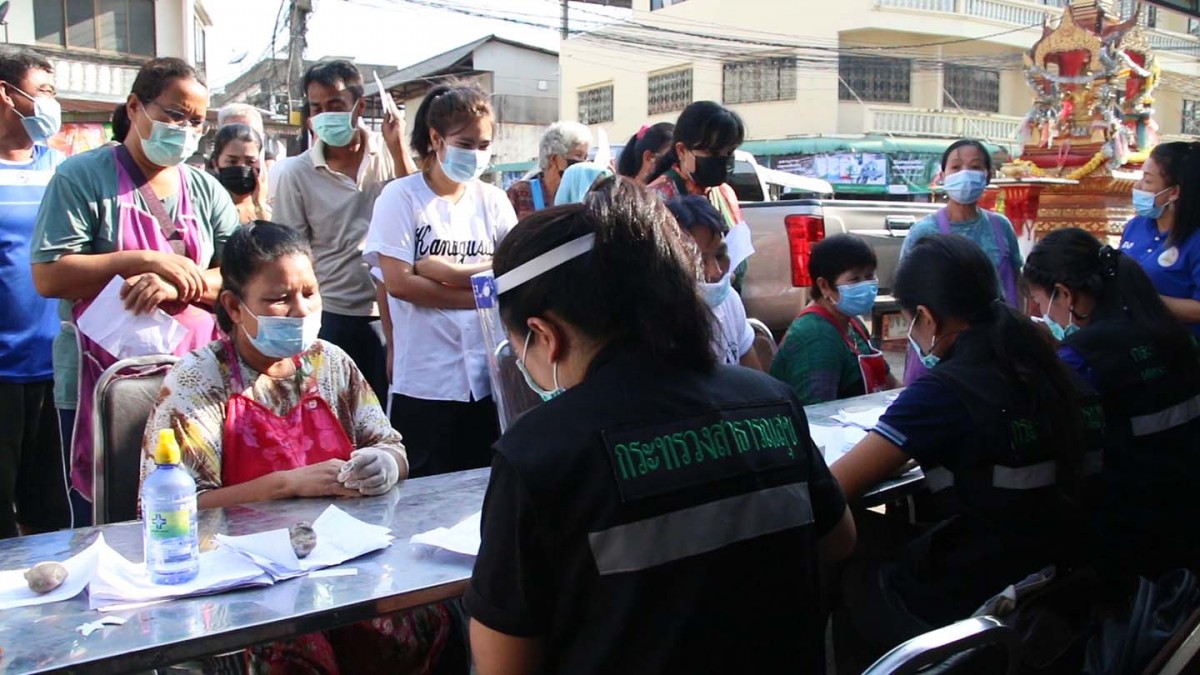 มุกดาหารลุยตรวจโควิดพ่อค้าแม่ค้ากว่า 200 ราย หลังพบผู้ติดเชื้อมาซื้อของที่ตลาด