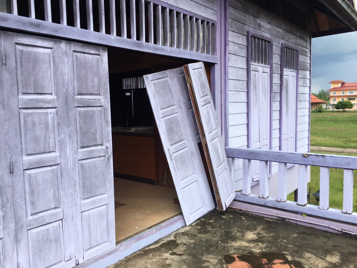 ศูนย์โอท็อป อบจ.นครพนม งบกว่า 30 ล้าน ถูกปล่อยทิ้งร้างเป็นอาหารปลวก