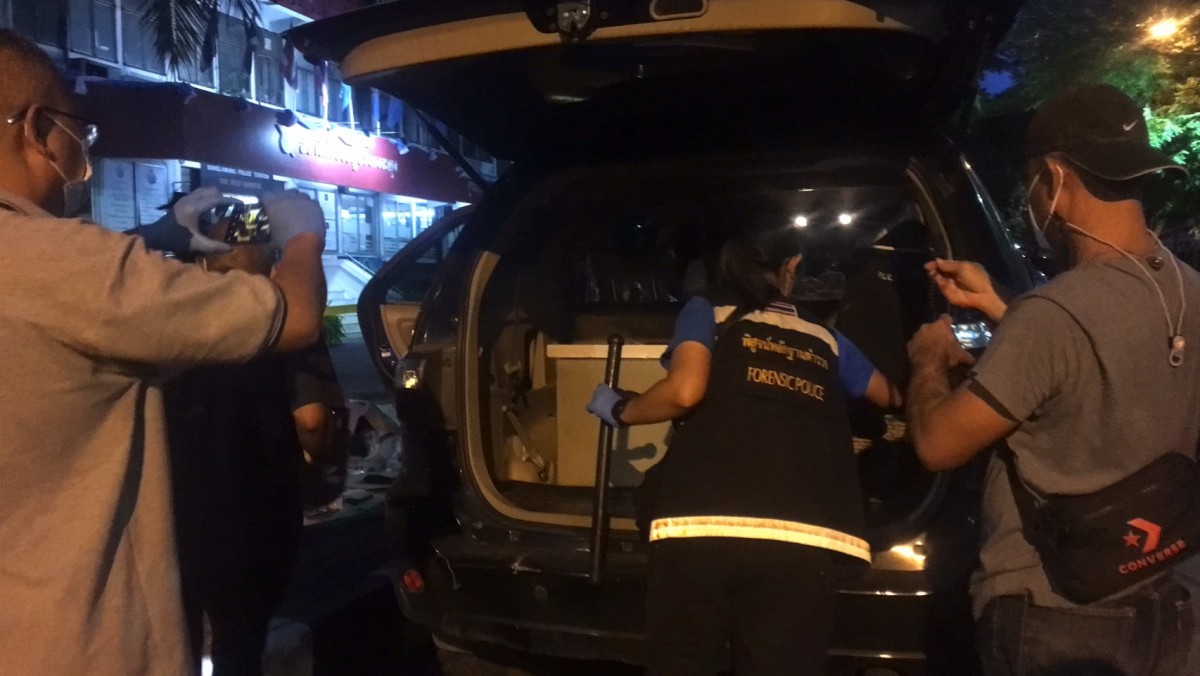 บิ๊กจ้าว สั่งฟันไม่เลี้ยง ดาบชัย พร้อมลูกสมุน 9 ราย แจ้งหลายข้อหาหนัก ยันดำเนินคดีขั้นเด็ดขาดมีโทษถึงประหารชีวิต      จากกรณีเกิดเหตุกลุ่มคนร้ายอ้างตัวเป็นเจ้าหน้าที่ตำรวจ อุ้ม2สาว ขังกรง ปล่อยพิบูลเฝ้า ทำให้2สาวเกิดความหวาดผวา แล้วขู่รีดเงิน ก่อนปล่อยตั