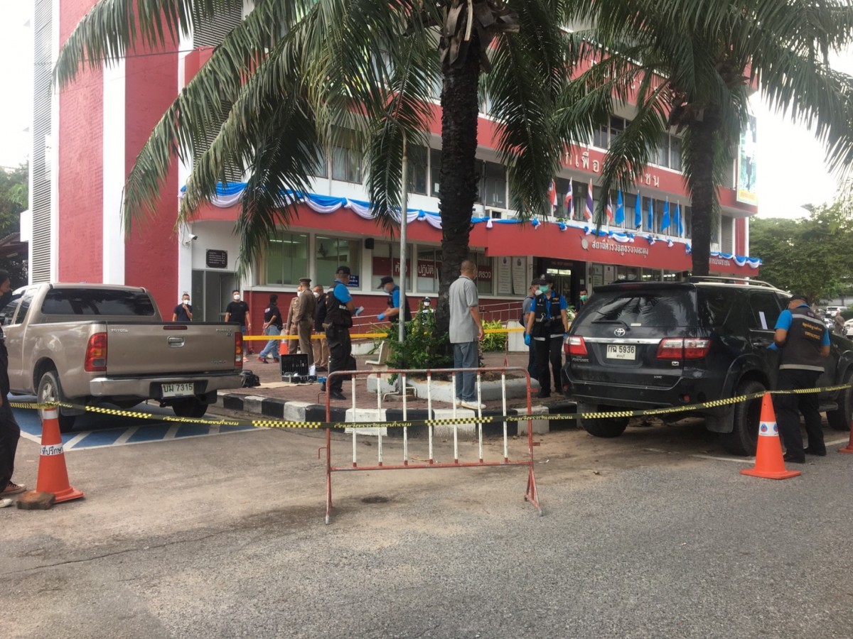 บิ๊กจ้าว สั่งฟันไม่เลี้ยง ดาบชัย พร้อมลูกสมุน 9 ราย แจ้งหลายข้อหาหนัก ยันดำเนินคดีขั้นเด็ดขาดมีโทษถึงประหารชีวิต      จากกรณีเกิดเหตุกลุ่มคนร้ายอ้างตัวเป็นเจ้าหน้าที่ตำรวจ อุ้ม2สาว ขังกรง ปล่อยพิบูลเฝ้า ทำให้2สาวเกิดความหวาดผวา แล้วขู่รีดเงิน ก่อนปล่อยตั