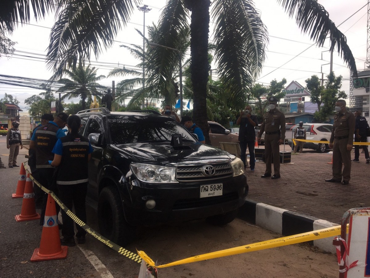 บิ๊กจ้าว สั่งฟันไม่เลี้ยง ดาบชัย พร้อมลูกสมุน 9 ราย แจ้งหลายข้อหาหนัก ยันดำเนินคดีขั้นเด็ดขาดมีโทษถึงประหารชีวิต      จากกรณีเกิดเหตุกลุ่มคนร้ายอ้างตัวเป็นเจ้าหน้าที่ตำรวจ อุ้ม2สาว ขังกรง ปล่อยพิบูลเฝ้า ทำให้2สาวเกิดความหวาดผวา แล้วขู่รีดเงิน ก่อนปล่อยตั