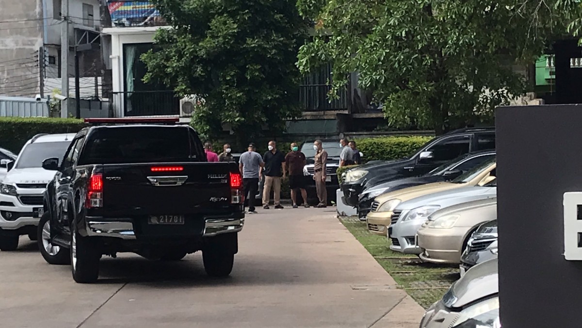 บิ๊กจ้าว สั่งฟันไม่เลี้ยง ดาบชัย พร้อมลูกสมุน 9 ราย แจ้งหลายข้อหาหนัก ยันดำเนินคดีขั้นเด็ดขาดมีโทษถึงประหารชีวิต      จากกรณีเกิดเหตุกลุ่มคนร้ายอ้างตัวเป็นเจ้าหน้าที่ตำรวจ อุ้ม2สาว ขังกรง ปล่อยพิบูลเฝ้า ทำให้2สาวเกิดความหวาดผวา แล้วขู่รีดเงิน ก่อนปล่อยตั