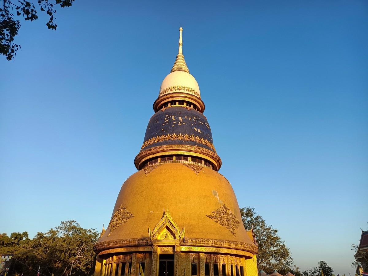 1-คอหวยยังเนืองแน่น วัดพระธาตุวาโย หลังเพิ่งโด่งดังมีชื่อได้เพียงไม่นาน