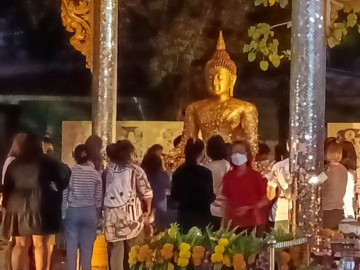 1-คอหวยยังเนืองแน่น วัดพระธาตุวาโย หลังเพิ่งโด่งดังมีชื่อได้เพียงไม่นาน
