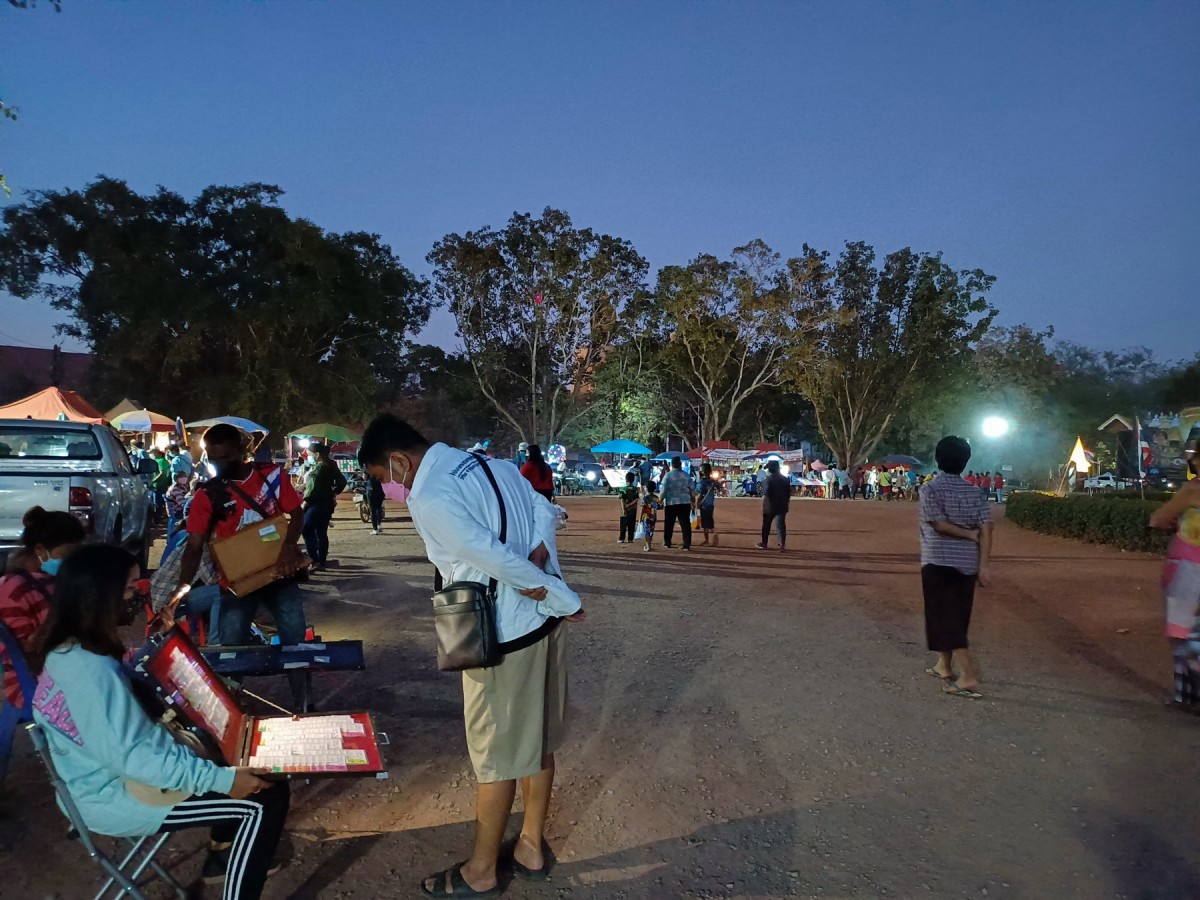 1-คอหวยยังเนืองแน่น วัดพระธาตุวาโย หลังเพิ่งโด่งดังมีชื่อได้เพียงไม่นาน