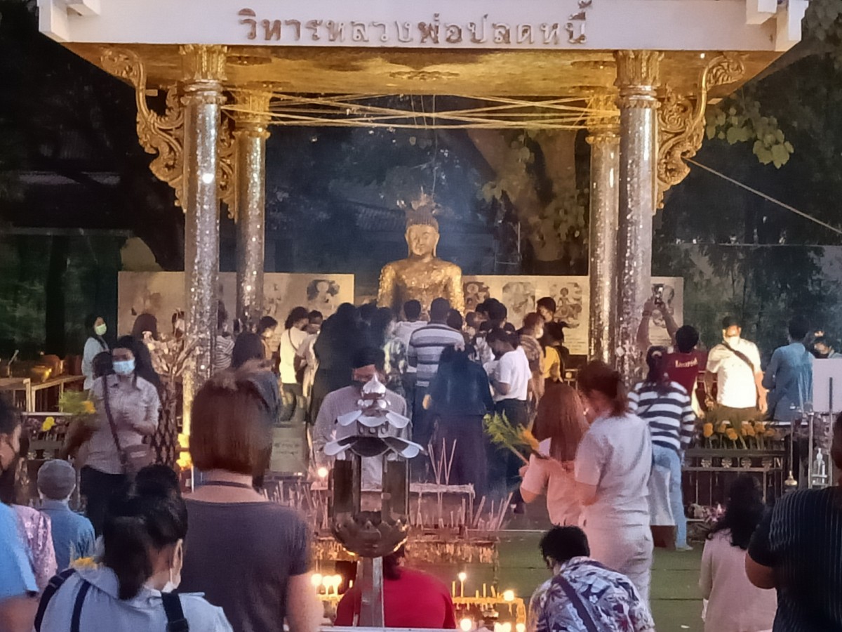 1-คอหวยยังเนืองแน่น วัดพระธาตุวาโย หลังเพิ่งโด่งดังมีชื่อได้เพียงไม่นาน