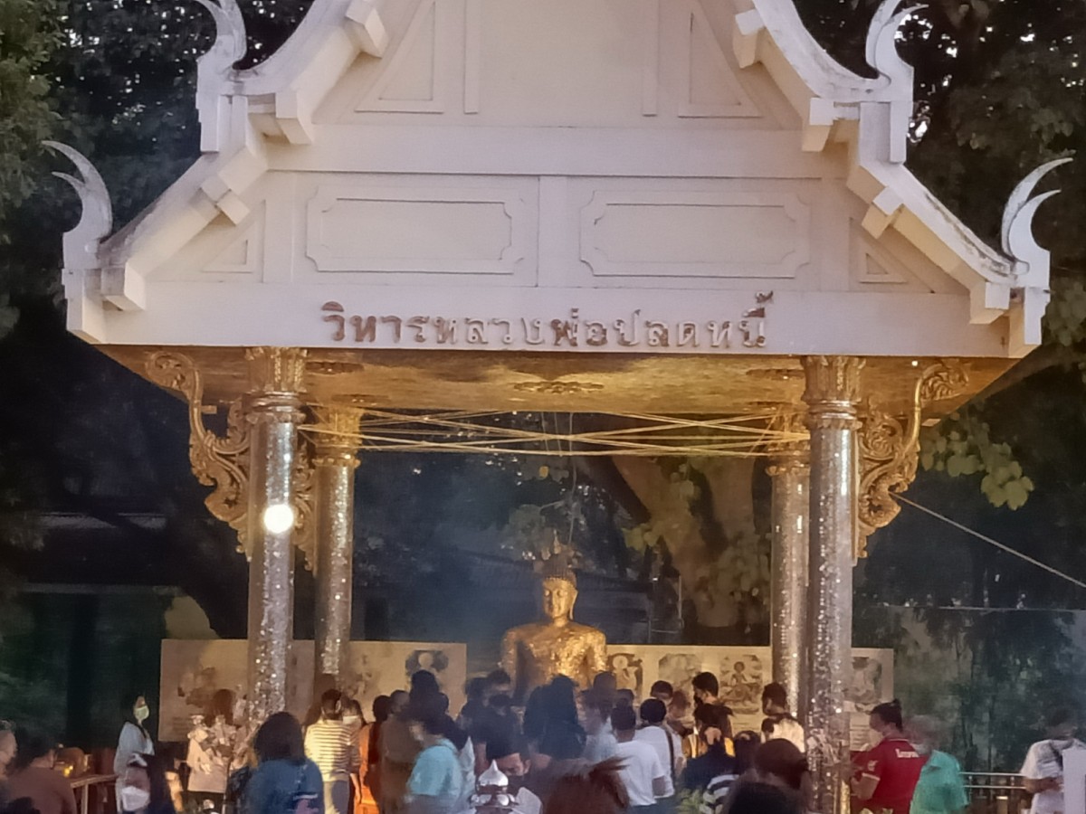 1-คอหวยยังเนืองแน่น วัดพระธาตุวาโย หลังเพิ่งโด่งดังมีชื่อได้เพียงไม่นาน